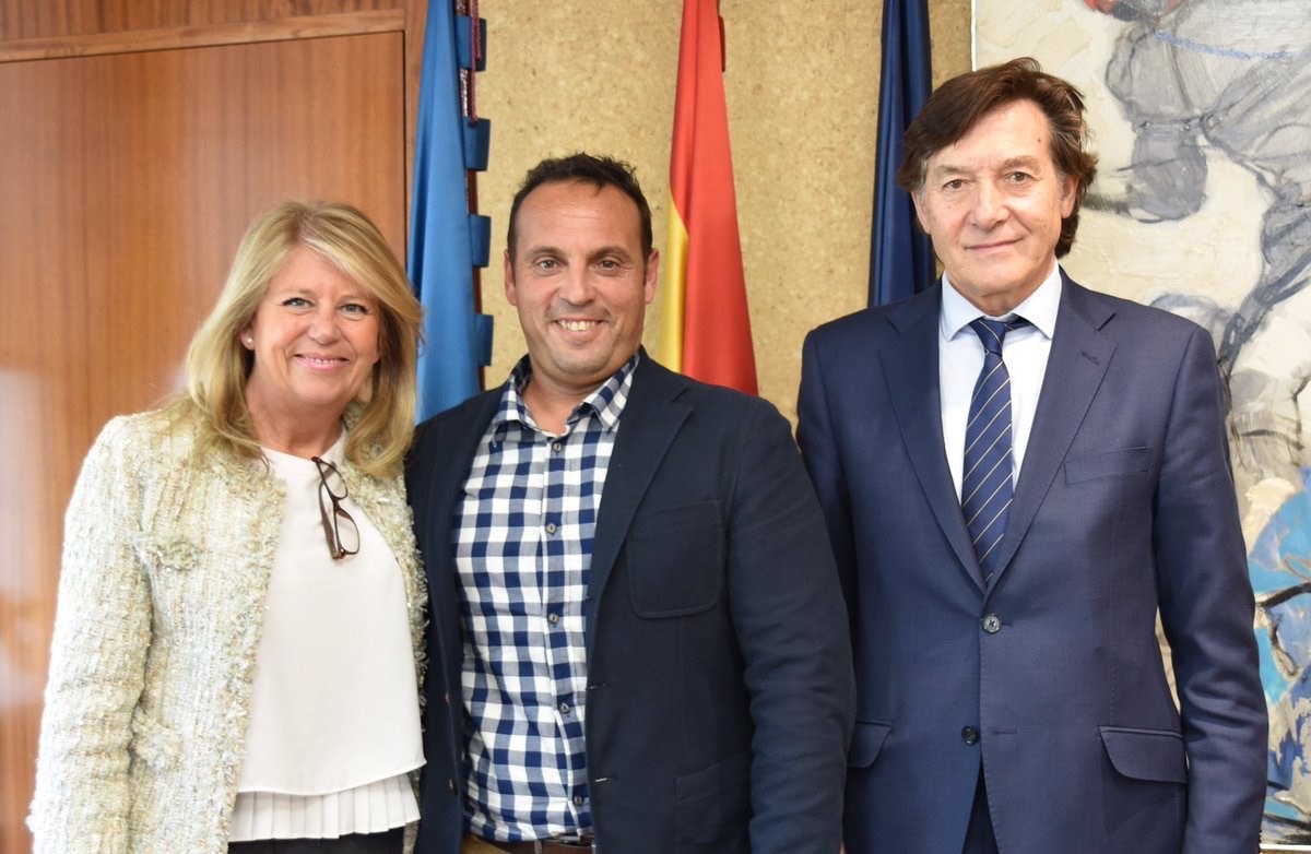 El triatleta y concejal del PP Javier Mérida recibe el reconocimiento del Gobierno de España por su trayectoria deportiva