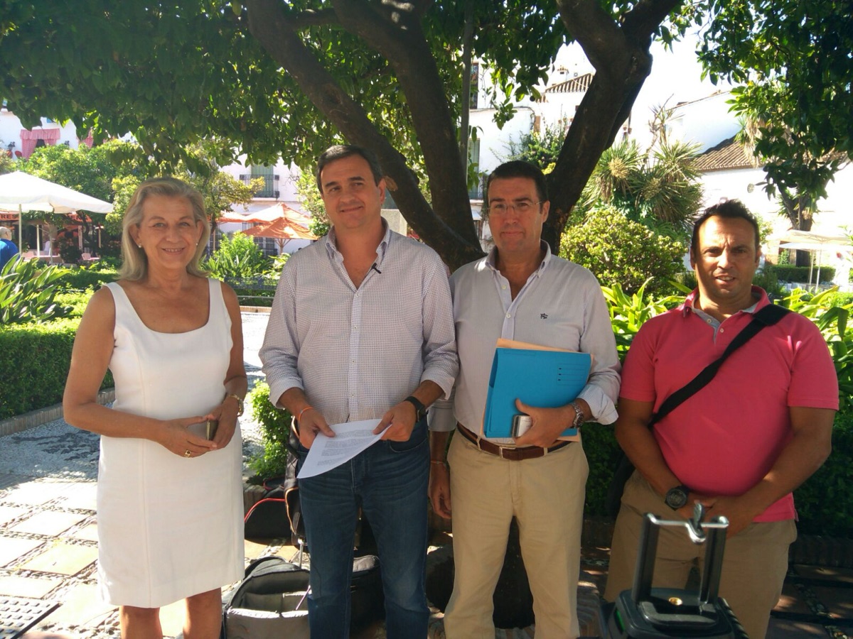 El PP exige al tripartito que oiga a los vecinos de Divina Pastora y traslade los contenedores del centro de la plaza