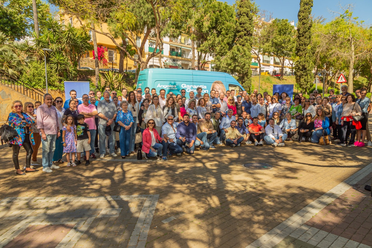 Ángeles Muñoz presenta su "sede móvil" para la atención al ciudadano que recorrerá "todos los barrios en una campaña a pie de calle"
