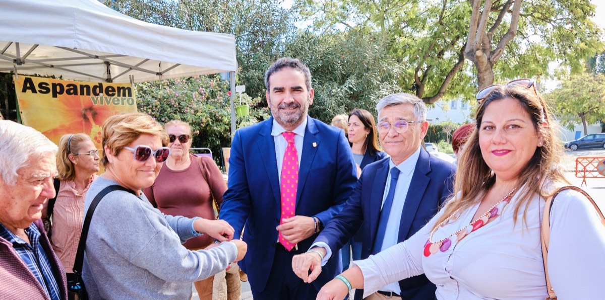 El PP reparte pulseras con la bandera andaluza, para conmemorar el día de la comunidad y agradecer a la ciudadanía su esfuerzo “para seguir líderes en creación de empleo”